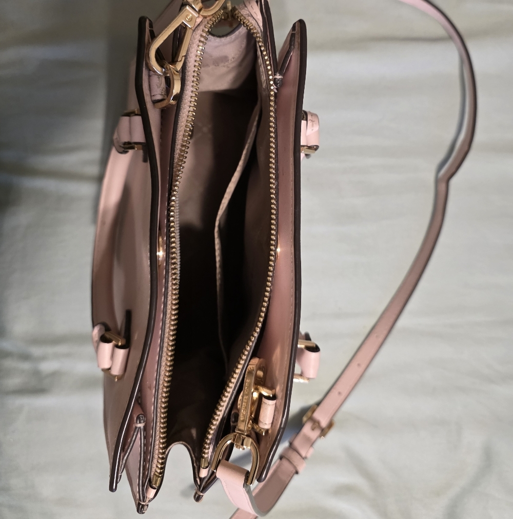 Micheal Kors Purse - Picture 5 of 7
